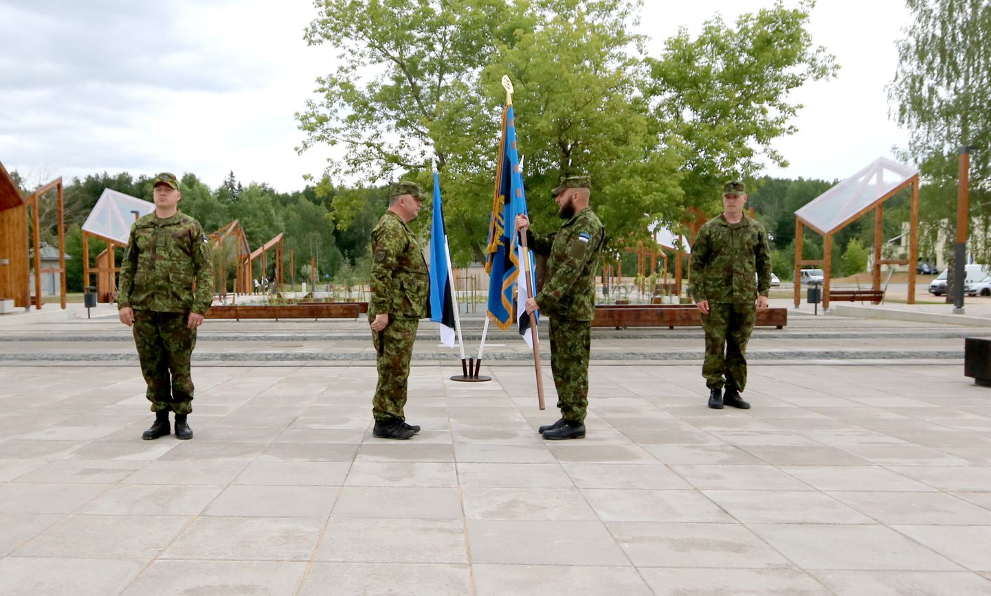 Seitse aastat Kaitseliidu Põlva malevat juhtinud major Janel Säkki (vasakult esimene) loovutas lipu sümboolselt Kaitseliidu ülemale Meelis Kiilile, kes andis selle omakorda üle uuele malevapealikule Raivo Pehkile.