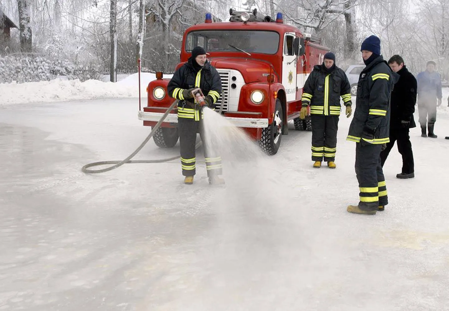 Teisipäeval kastsid Suure-Jaani komando päästjad mitmel korral uisuplatsi, et õhtul saaks huvilised jääle minna.