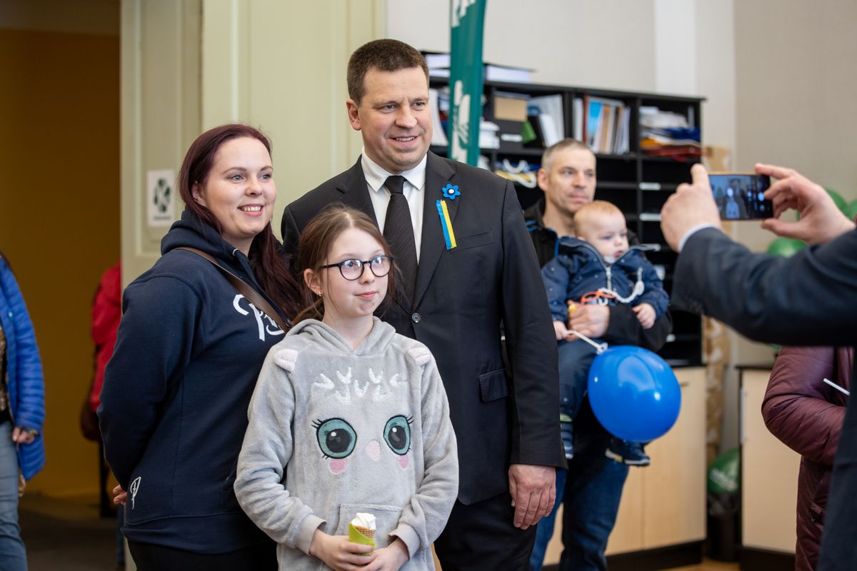Riigikogu esimees Jüri Ratas oli täna populaarne mees ja ei olnud kitsi valijatega pildile ronida.