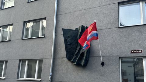 PILTUUDIS ⟩ Juhan Smuuli bareljeefi kõrval lehvis Eesti NSV lipp
