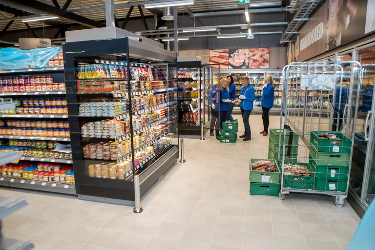 KÄED-JALAD TÖÖD TÄIS: Viimastel avamiseelsetel päevadel käis Orisaare müüjate nobedate näppude vahelt läbi tuhandeid karpe, topse, pudeleid ja muid pakendeid uue kaubaga.