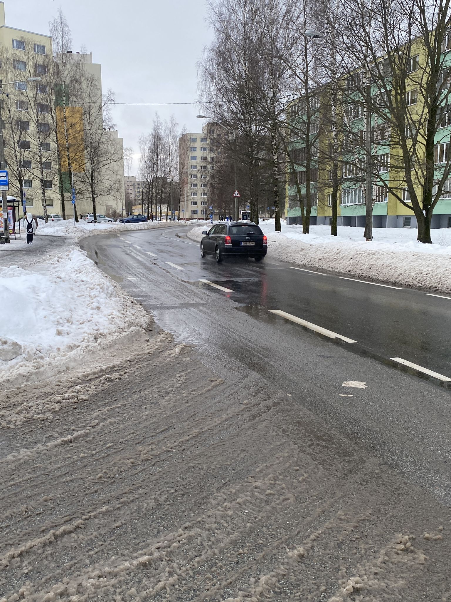 Перед остановкой Раадику, что возле школы Махтра в Таллинне, снег закрыл половину полосы движения, вынуждая автобусы и другой транспорт выезжать на встречную полосу.