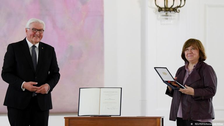 Президент ФРГ наградил Светлану Алексиевич Большим крестом 1-й степени