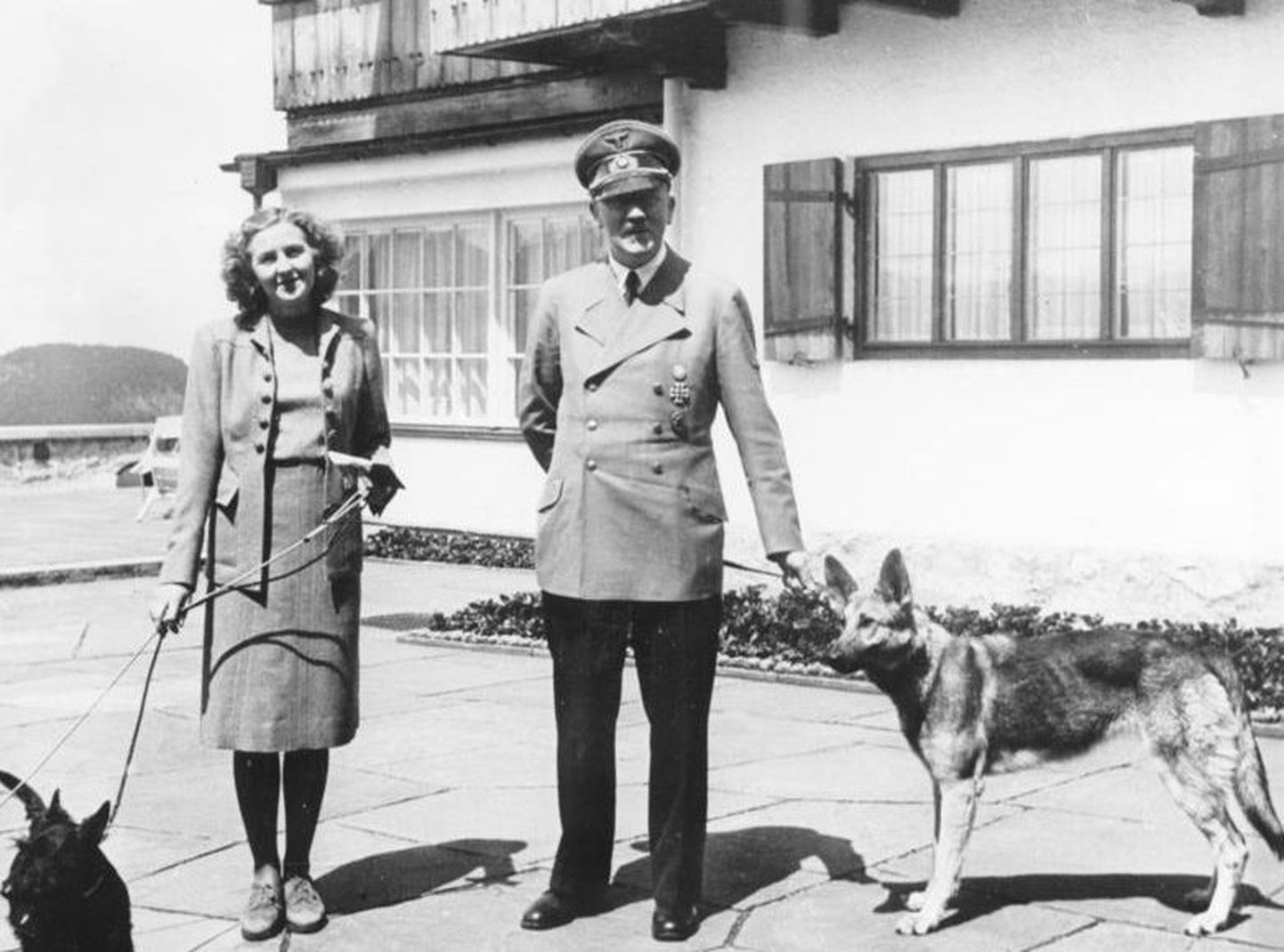 Eva Braun ja Adolf Hitler koertega