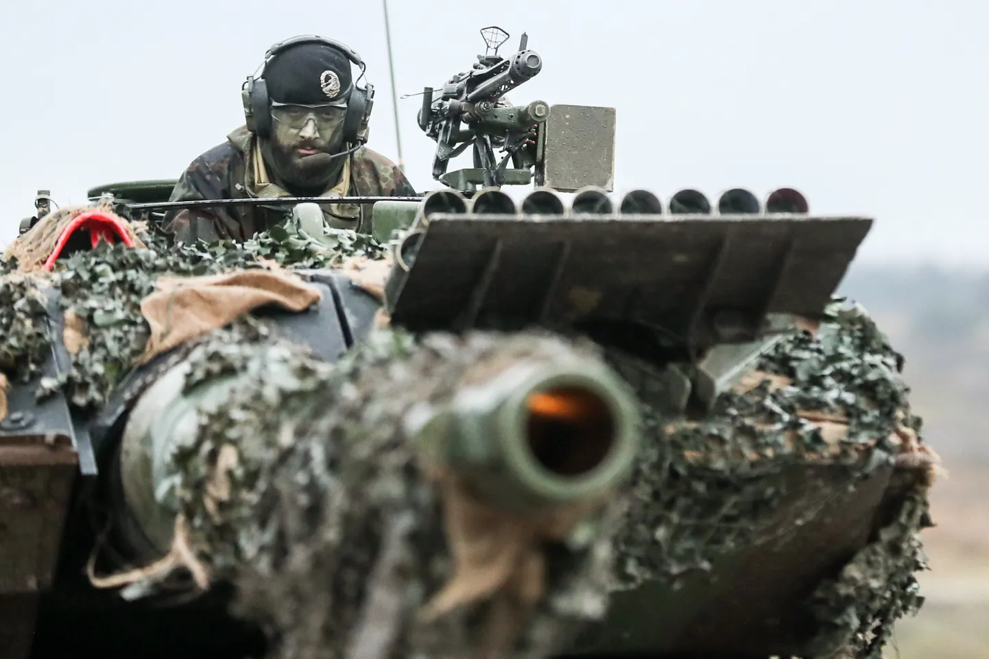 Saksamaa sõdur Leopard 2 A6 tankil kaitseminister Pistoriuse külastuse ajal Augustdorfis asuvasse väeossa, 1. veebruaril 2023. a.