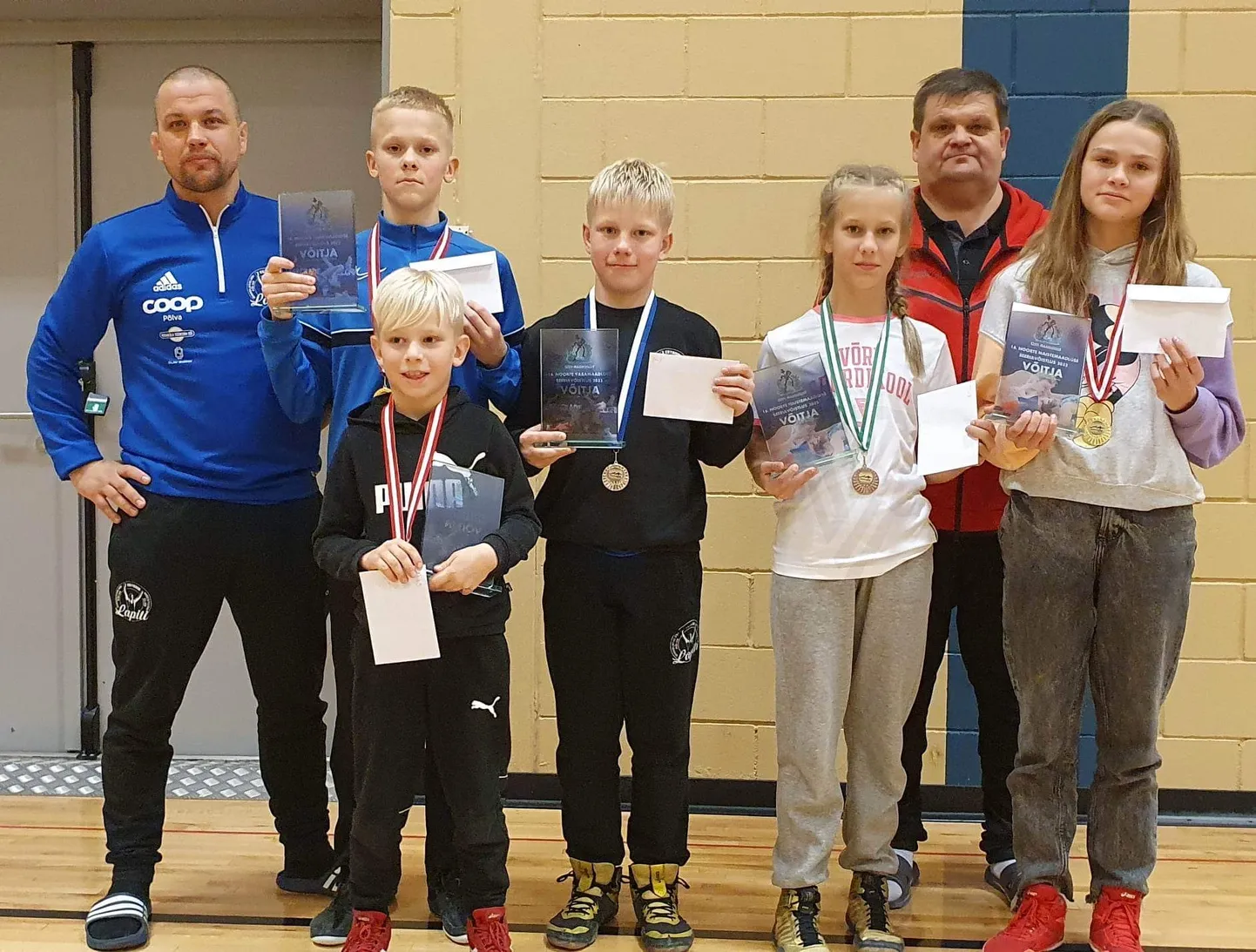 Pildil Võru (tüdrukud) ja Põlva (poisid) koos treeneritega. Pildilt puudub viimasel etapil mitte osalenud Romet Nõmme.