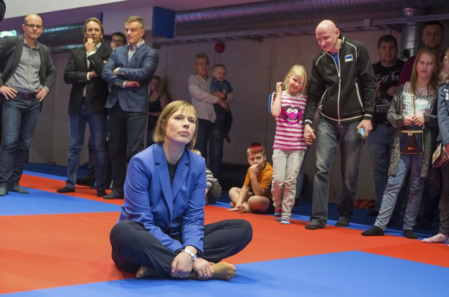 President Kersti Kaljulaid külastas Aqva spordikeskuses ka võitluskunstide saali, kus talle kingiti samuraimõõk. Karatega tegelenud presidendi enda lapsed tegelevad samuti judoga.