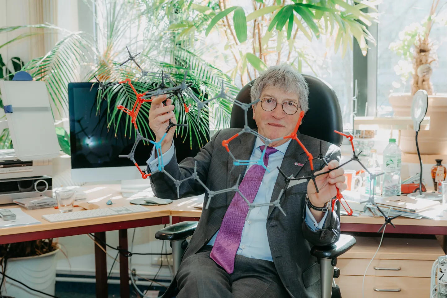Prof. Dīters Šincers ar disorazola molekulas modeli
