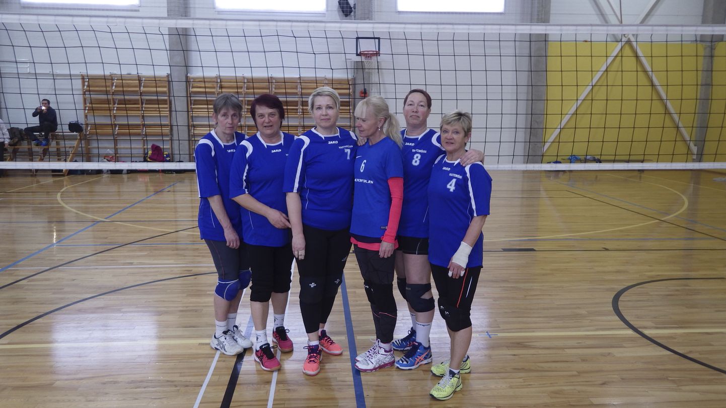 Hõbemedali teeninud Viljandimaa võrkpallinaiskond mängis turniiril koosseisus Tiina Maar (vasakul), Tiiu Umal, Aleksandra Stern, Marika Tirmaste, Merlin Muts ja Evi Putrolainen.