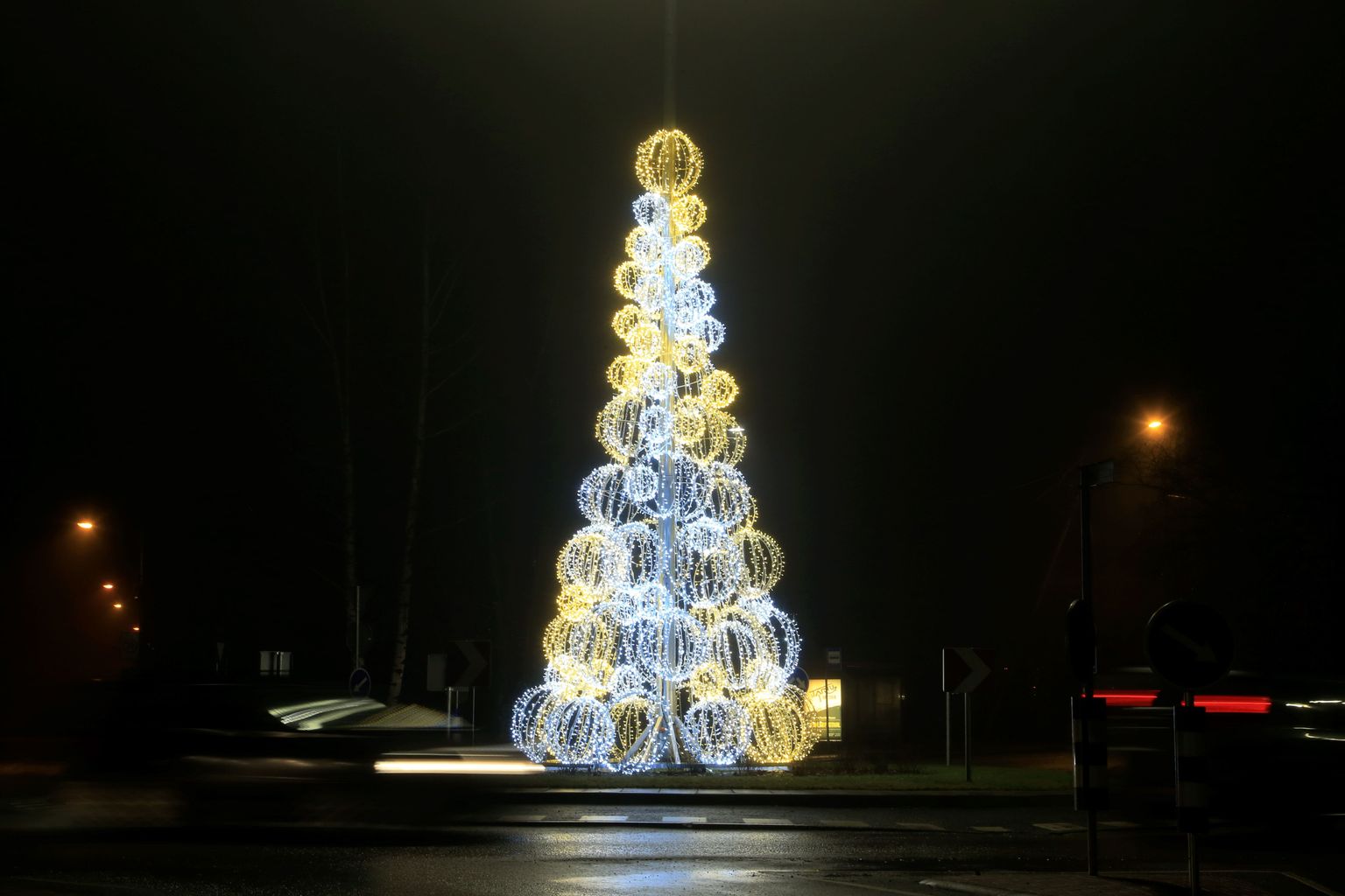 Ilusad jõulud on ka Tartu kesklinnast tükk maad kaugemal: Aardla-Soinaste-Raudtee tänava ringristmikul rõõmustab silma jõulupuu, milles kuusest pole jälgegi.