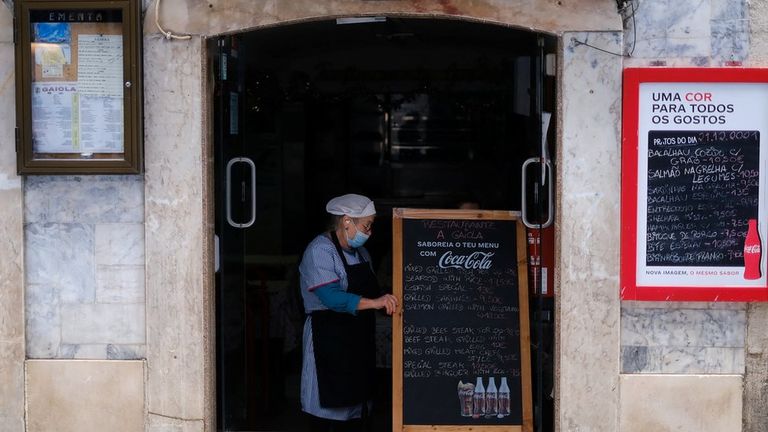 В Португалии, как и во многих других странах Европы, власти решили сократить социальные контакты, закрыв ночные клубы и бары