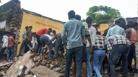 V Indiji se je porušil šolski strop, umrlo sedem otrok