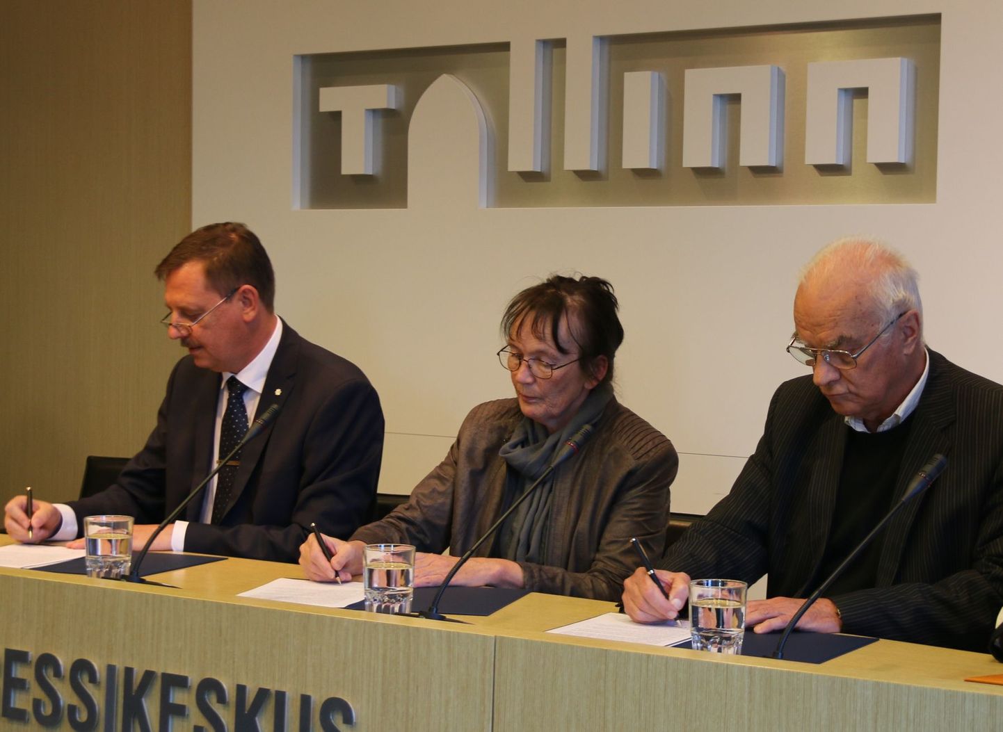 Linnapea kohusetäitja Taavi Aas ning arhitektid Riina Altmäe ja Raine Karp allkirjastasid lepingu, millega lähevad linnahalli kui arhitektuuriteose autoriõigused üle linnale.