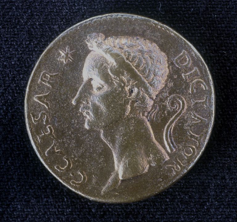 Julius Caesari kujutis mündil