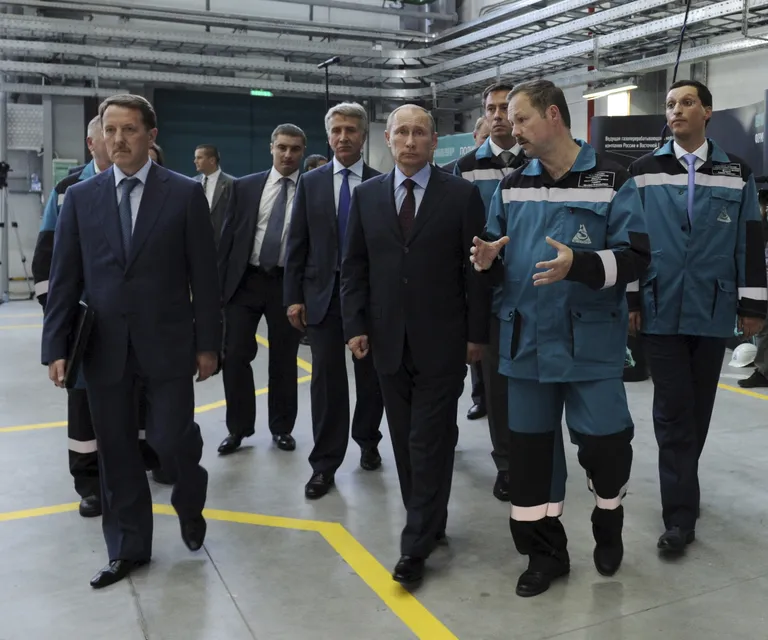 Президент России Владимир Путин (в центре) посещает завод «Воронежсинтезкаучук», входящий в состав компании СИБУР, в Воронеже, Россия, 23 мая 2013 г. На снимке также изображены губернатор Воронежской области Алексей Гордеев (слева), Леонид Михельсон (в центре, слева) и Кирилл Шамалов (справа).