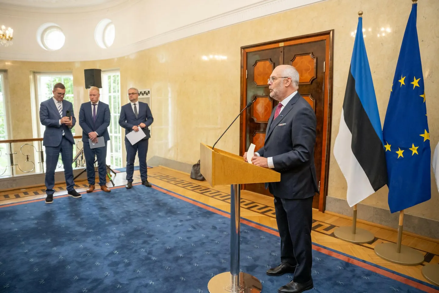 President Alar Karis kutsus Mart Võrklaeva ja Kristen Michali Rail Balticu kohta aru andma. Nagu pildilt näha, oli Michalil parematki teha.