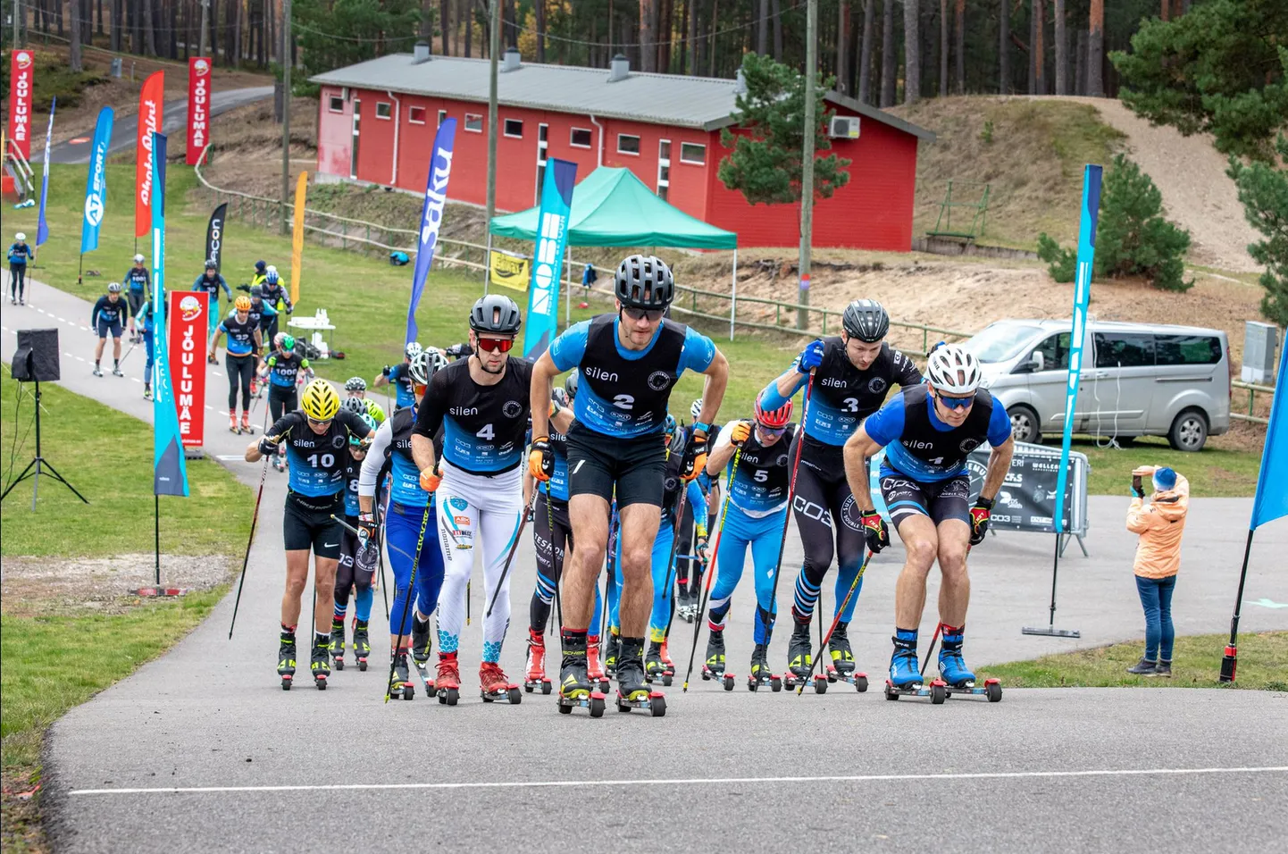 Jõulumäel võisteldakse rullsuusatamises.