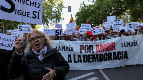 KOHALIK VAADE ⟩ Otsusega peaministrina jätkata lõi Sánchez taas hispaanlased kahte lehte