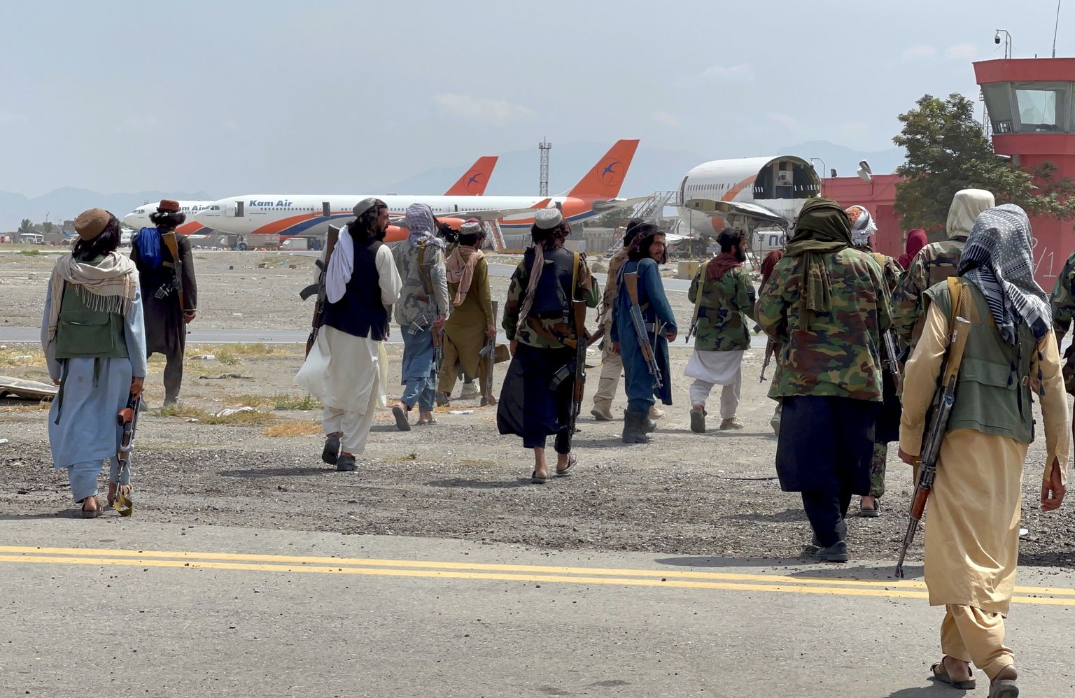 Talibani võitlejad patrullivad Kabuli lennujaamas, mis pärast USA üksuste lahkumist seisab kasutamiskõlbmatult.
