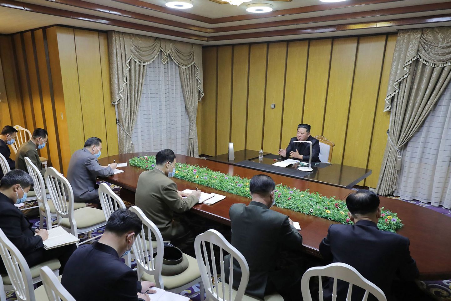 Põhja-Korea liider Kim Jong-un juhatab hädaolukorraga tegelevaid juhtivametnikke teadmata asupaigas.