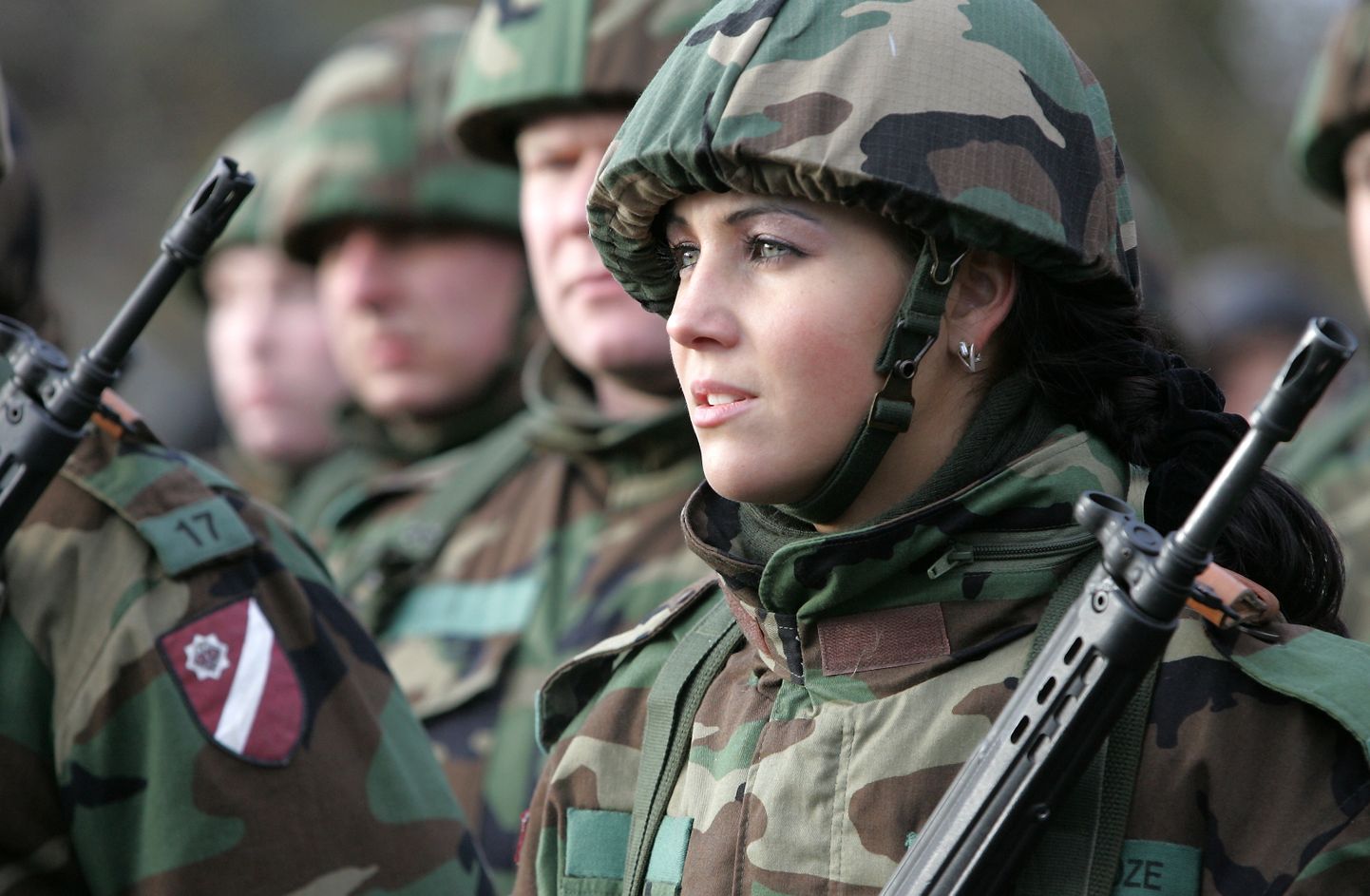 Latvijas armijas karavīri pie Brīvības pieminekļa