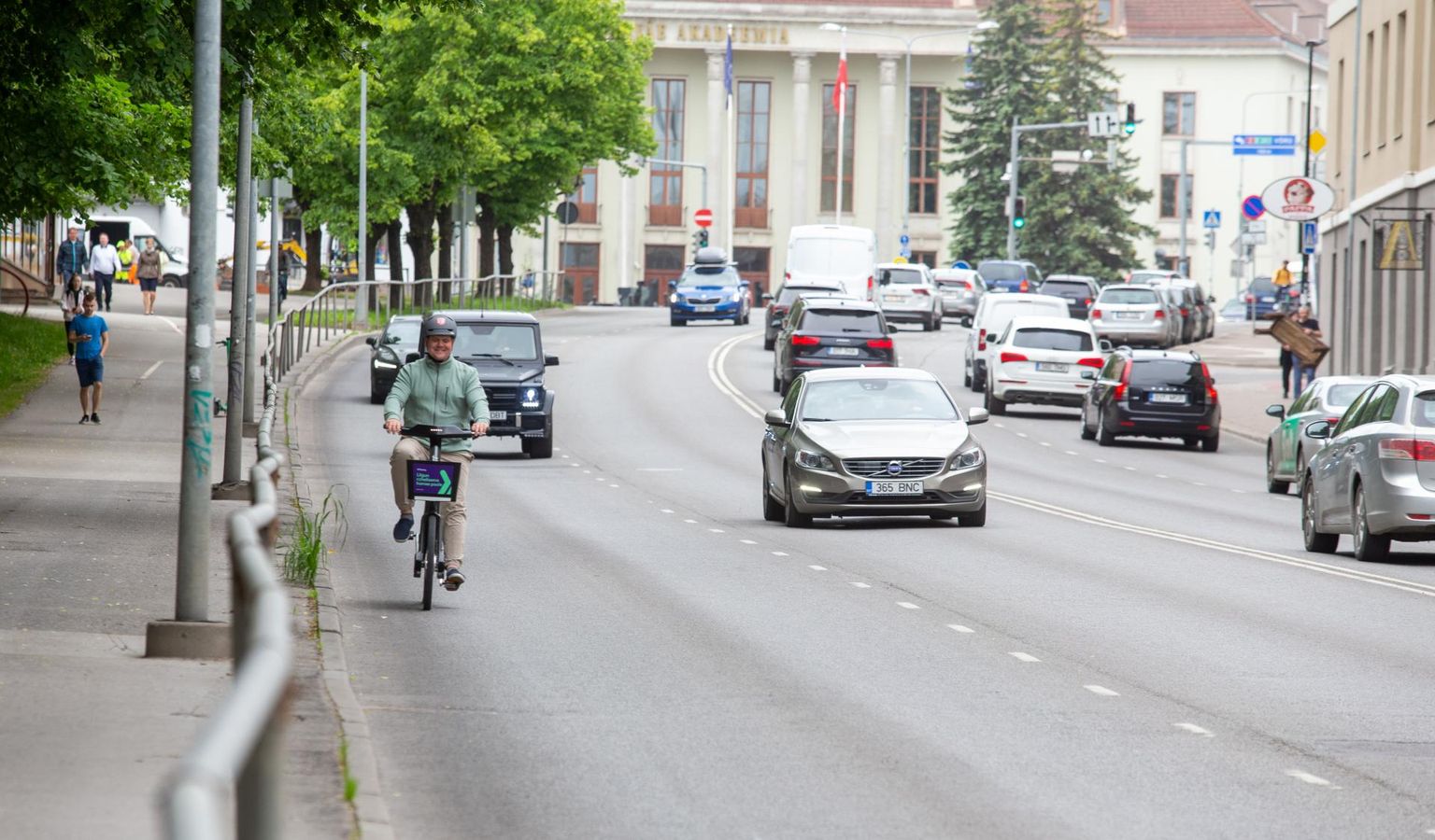 Autovabaduse puiestee projektijuht Ragnar Kekkonen sõitis läinud nädalal mööda Riia tänavat alla kohas, kuhu on kavandatud ajutine suvine rattatee.