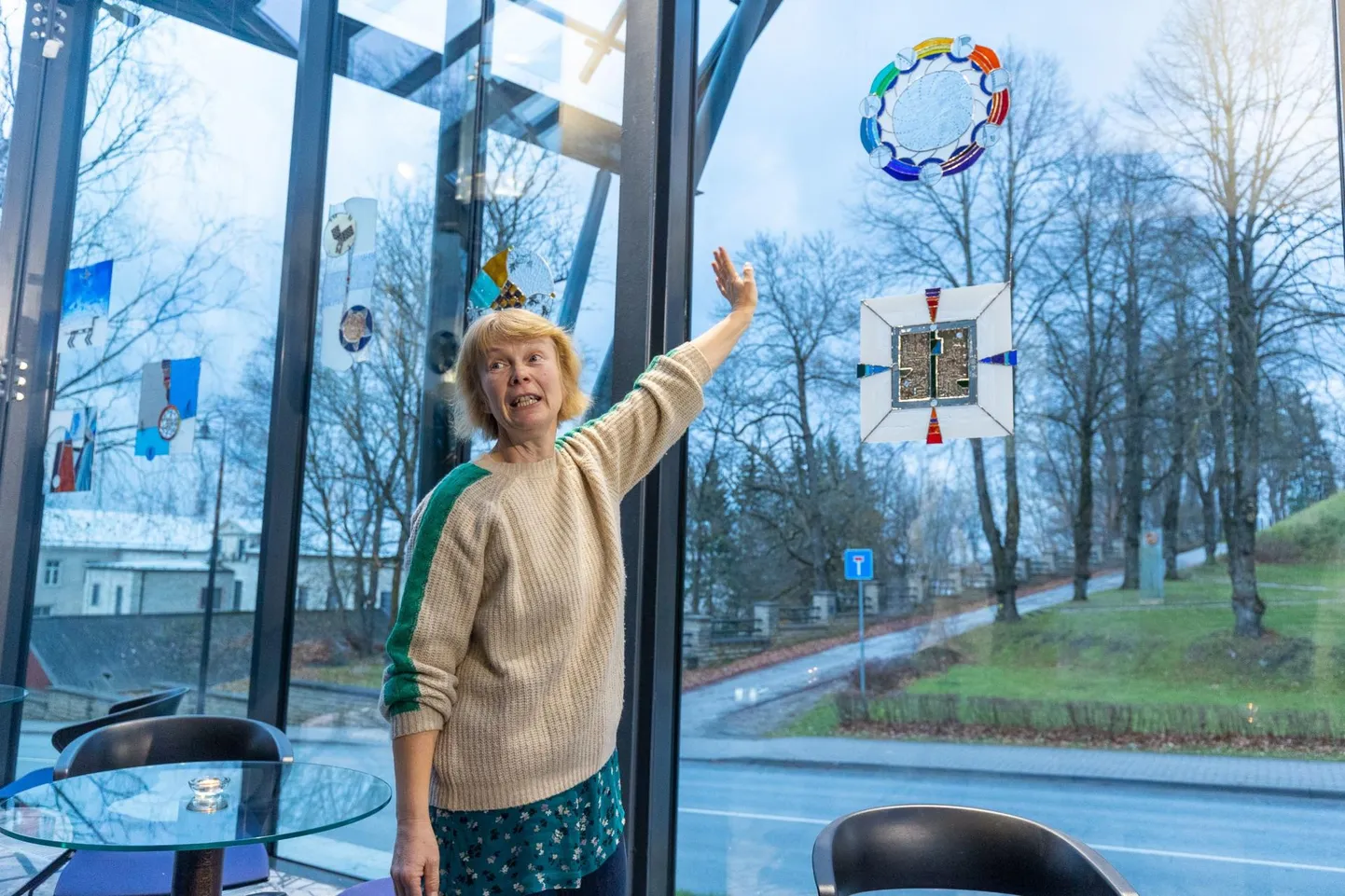 Kunstnik Tuuli Puhvel usaldab vitraažinäituse "Asjad ja olevused" erinevate valguste hoolde.