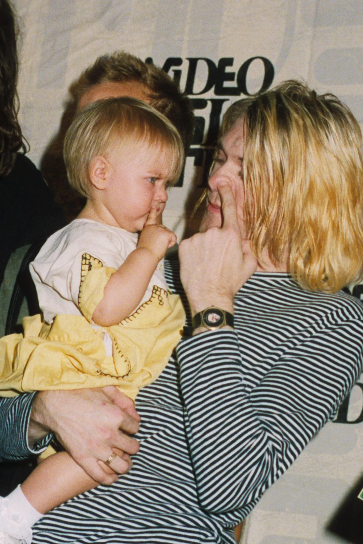 Muusik Kurt Cobain tütrega ninanokkimist arutamas. Nina nokkimine on praegu ohtlik harjumus.