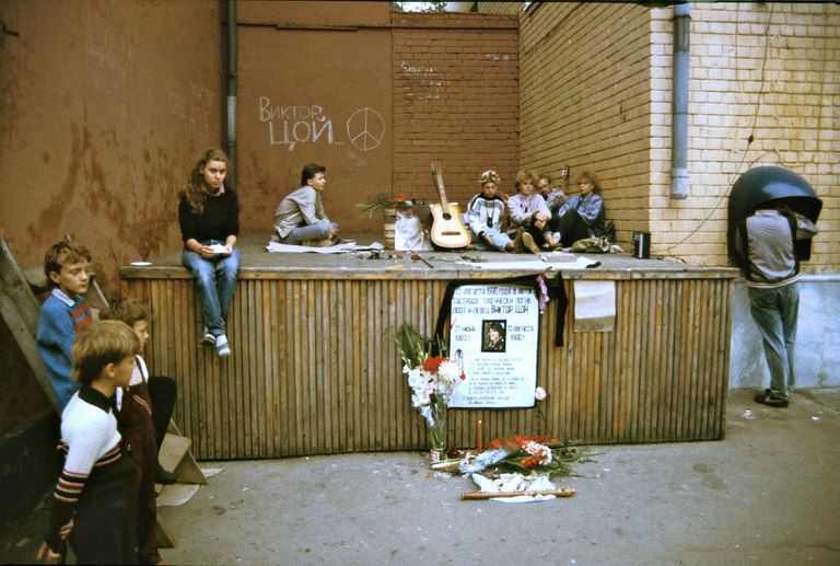 Vene noored leinamas 1990. aastal hukkunud Viktor Tsoid