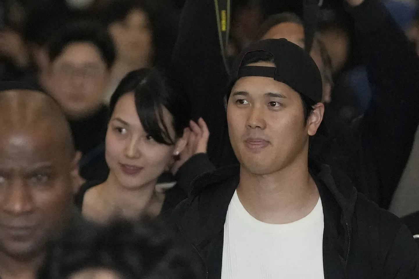 Esiplaanil on pesapallistaar Shohei Ohtani, tema kõrval on ta abikaasa Mamiko Tanaka.