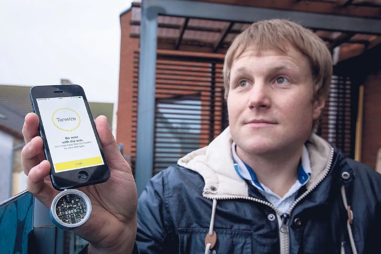 Marko Tõll näitab individuaalset päevituskava koostavat seadet Tanwize, mis koosneb omavahel ühendatud UV-andurist ja nutitarkvarast.