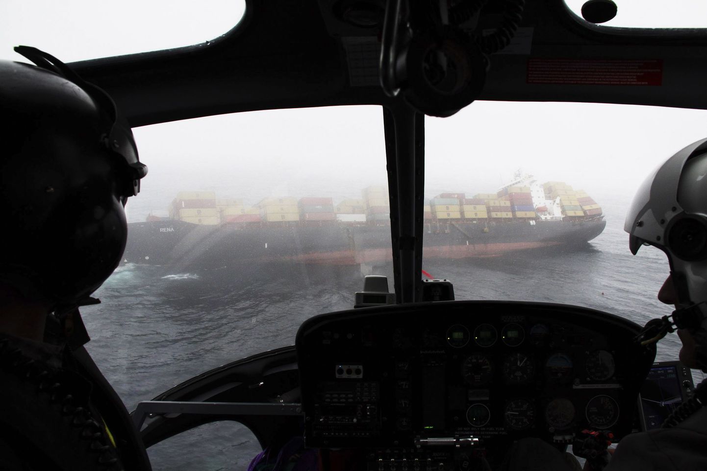 Päästeametnike helikopter karil seisva konteinerlaeva MV Rena juures.