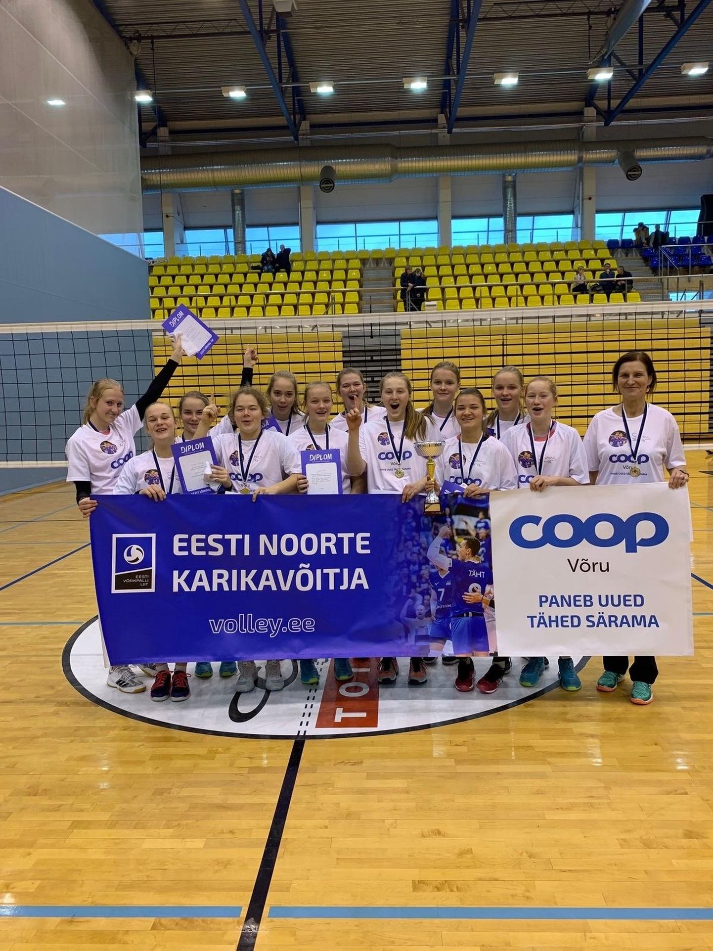 Möödunud nädalavahetusel teenisid Viljandi spordikooli neiud Rakvere spordihoones Eesti alla 16-aastaste tütarlaste võrkpalli karikavõistluste võidu.