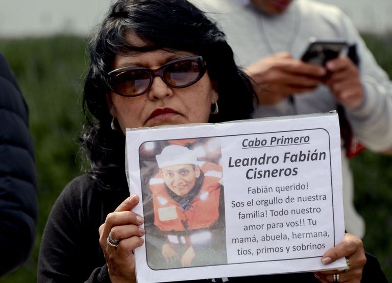 San Juani pardal viibinud Leandro Cisnerose ema Yolanda Mendiola Mar del Plata ees käes hoidmas pilti oma pojast. 