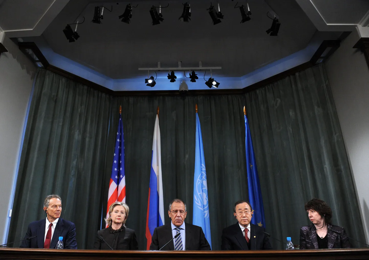Lähis-Ida rahukvartett tegi Moskvast karmisõnalise avalduse Iisraeli suunas. Pildil vasakult: kvarteti erisaadik Tony Blair, USA riigisekretär Hillary Clinton, Vene välisminister Sergei Lavrov, ÜRO peasekretär Ban Ki-moon ja ELi välispoliitika kõrge esindaja Catherine Ashton.