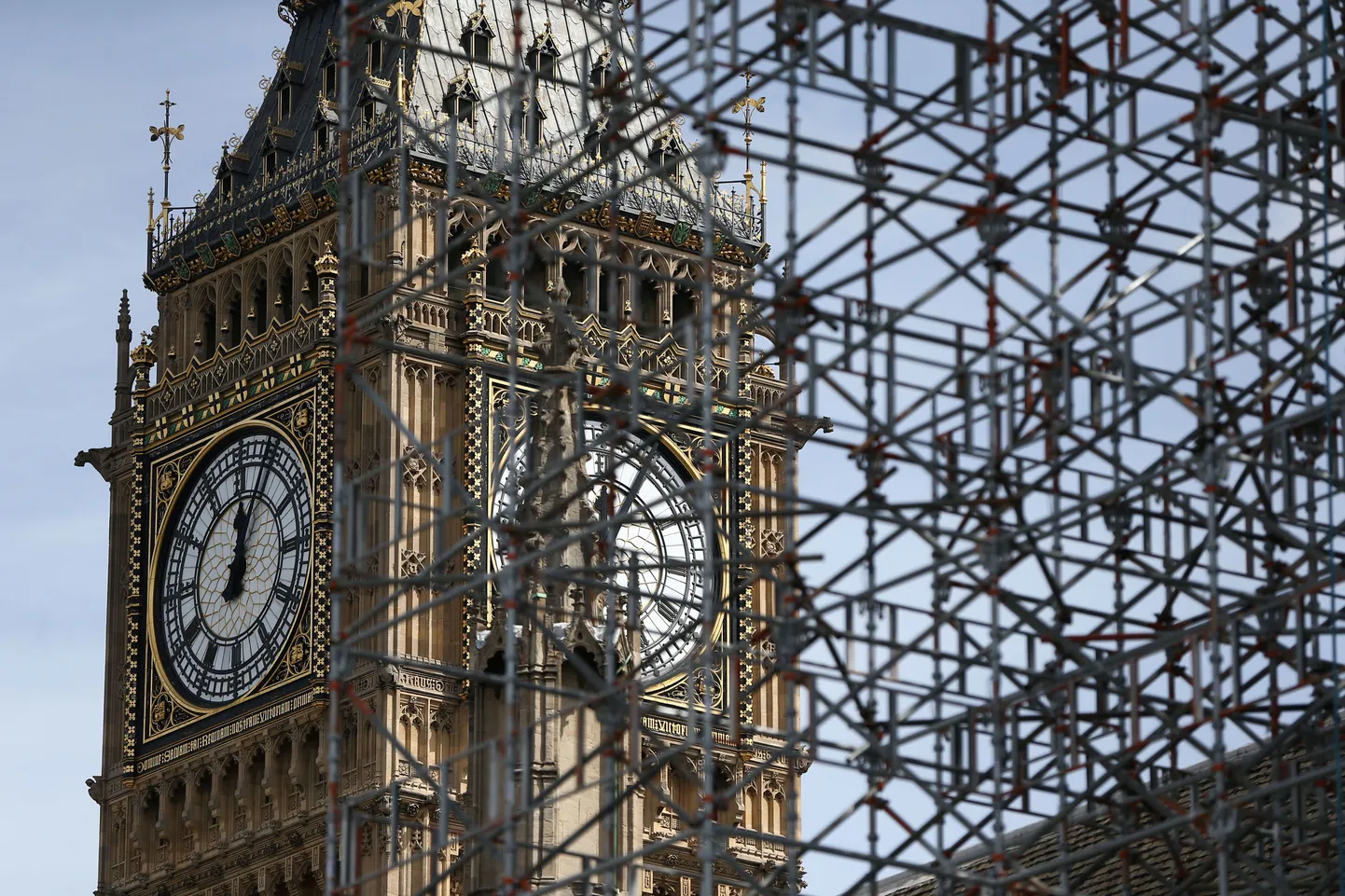 Big Ben on praegusel kujul parlamendihoone juures kõrgunud 1859. aastast. Esimene torn hävis tulekahjus.