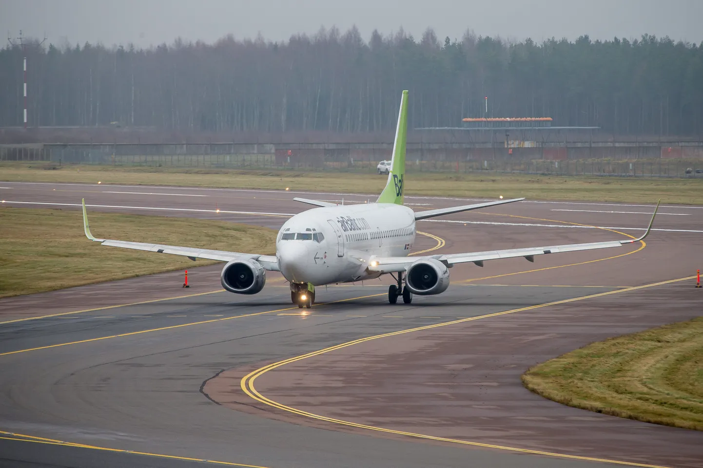 При посадке на самолет AirBatic у читателя проверили только посадочный талон. Паспортов не спросили вообще ни у кого.