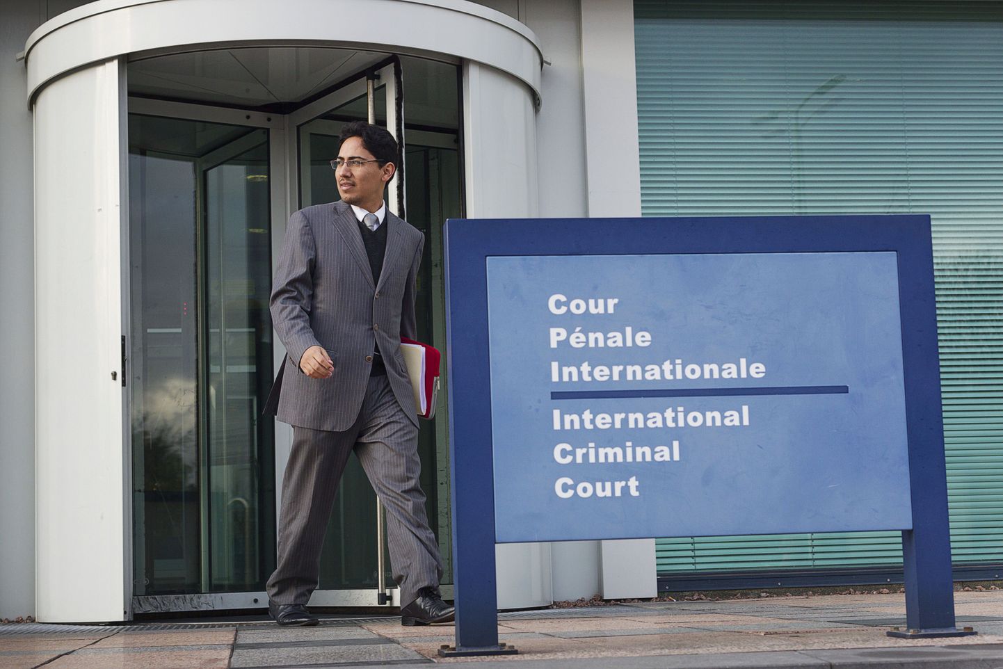 Mehhiko advokaat Netzai Sandoval reedel Haagis Rahvusvahelise Kriminaalkohtu ees.