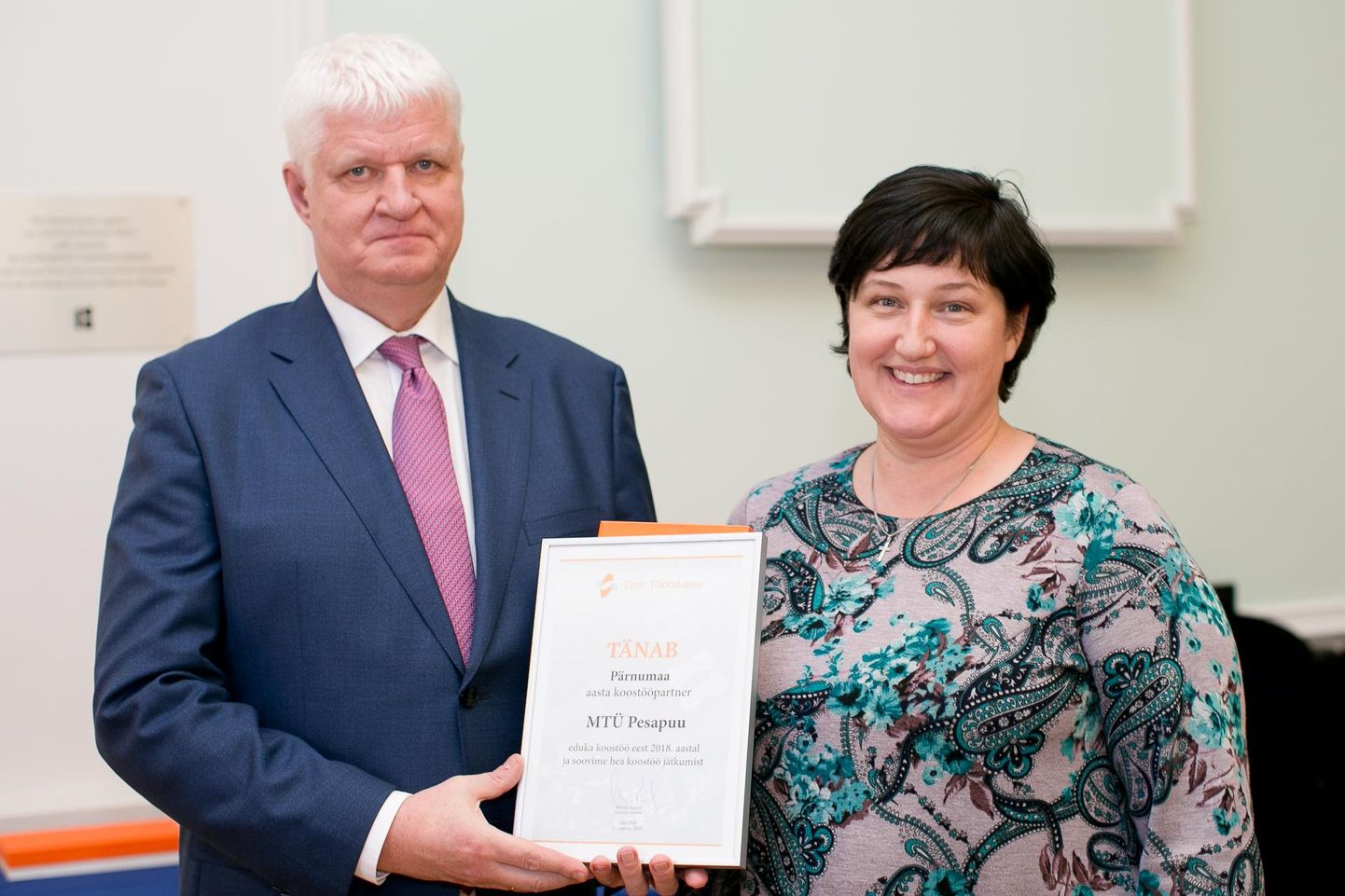 Töötukassa aasta koostööpartneriks osutus MTÜ Pesapuu. Pildil võtab tunnustust vastu juhatuse liige Evelyn Eichhorst.