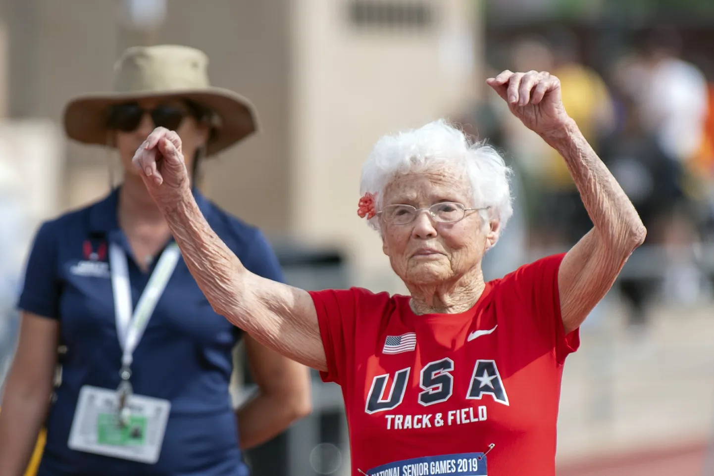 103-aastasena võistlusrajale läinud Julia Hawkins lõpetas võistlusraja küll aeglasemalt, kui paar aastat tagasi, aga jäi tulemusega väga rahule. Joostes kinnitab ta sageli oma juustesse lilli - nii ka seekord.