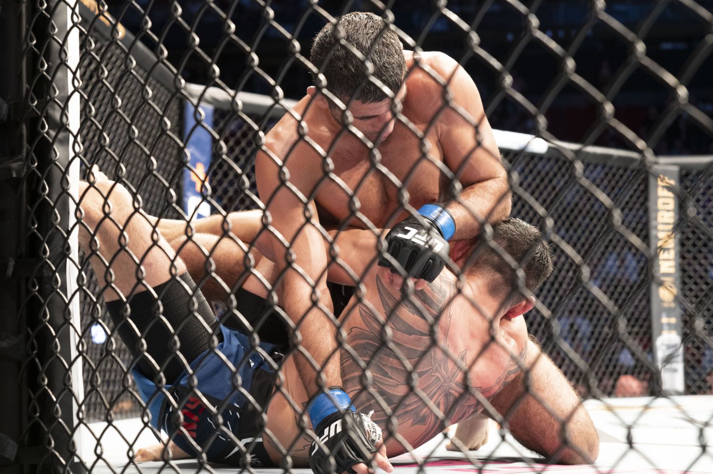 MMA võitleja Beneil Dariush (siniste kinnastega) alistas laupäeval UFC matšis ameeriklase Tony Fergusoni.