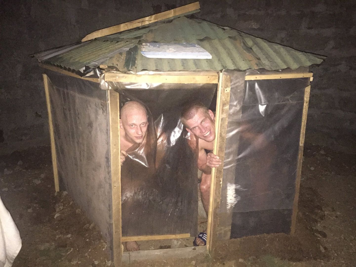Jooksjad Allar Lamp ja Kaur Kivistik omatehtud saunas.