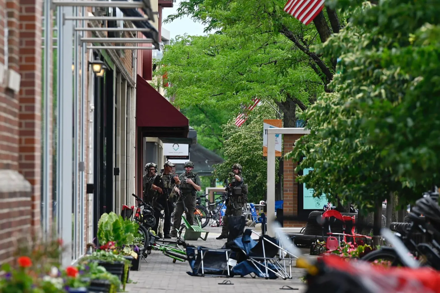 Iseseisvuspäeva paraadil Chicago äärelinnas hukkus tulistamises 6 inimest.