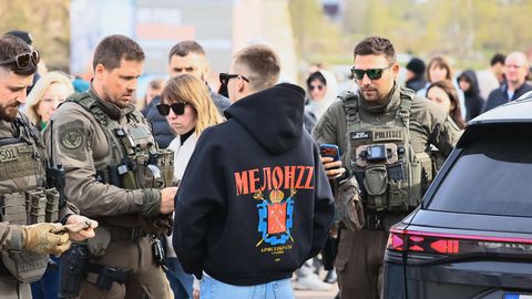 FOTOD ⟩ Politsei pidas Narvas kinni kahtlast sümboolikat kandva mehe