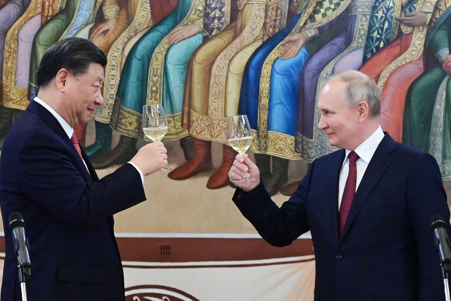 Председатель КНР Си Цзиньпин выпивает алкоголь с Владимиром Путиным в Кремле 21 марта 2023 года.
