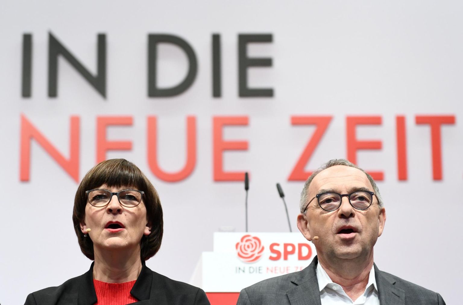 Saksamaa sotsiaaldemokraatide uued juhid Norbert Walter-Borjans (paremal) ja Saskia Esken lubavad erakonnale uut tulevikku, mis eelkõige seisneb senisest vasakpoolsema suuna võtmises.
 