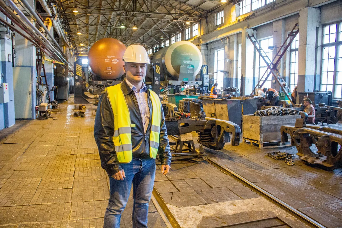 Valga Depoo ASi juhataja Oleg Nikolajev tutvustas tööruume, kuhu vagunid remondiks tuuakse. Parasjagu oli käsil nii Eesti kui Kasahstani päritolu vagunite korrastamine.
