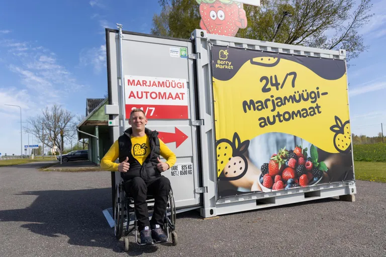 Viljandimaa ärimees, Berry Marketi omanik Siim Kütt plaanib selliseid pilkupüüdvaid marjamasinaid Eestisse püsti panna viiekümne ringis.