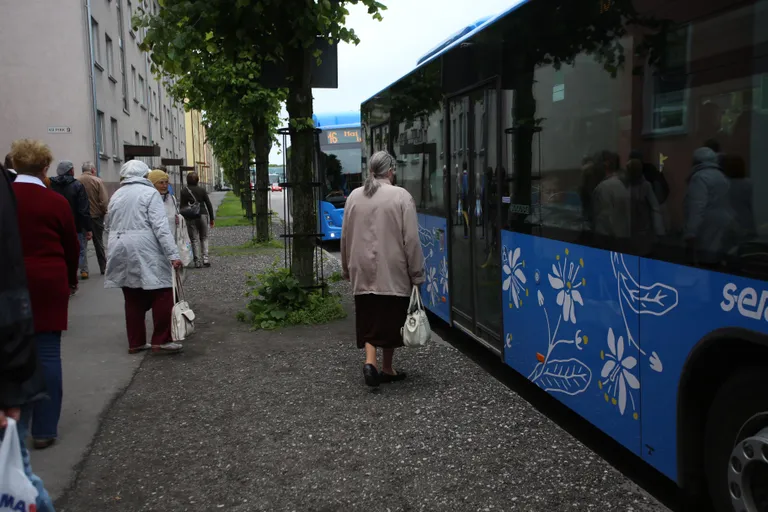 Täna hakkas Pärnu linna- ja lähiliinidel kehtima elektroonsel bussikaardil põhinev piletisüsteem ja linnas alustavad sõitu uued helesinised valgete pärnaõitega dekoreeritud bussid.