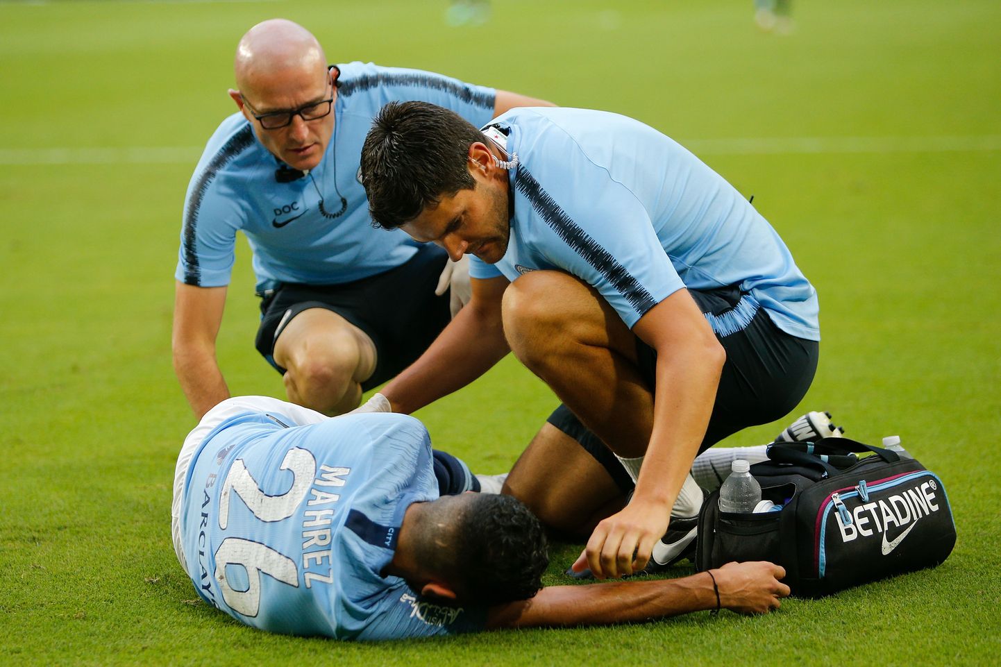 Manchester City arstid tohterdamas Riyad Mahrezi.